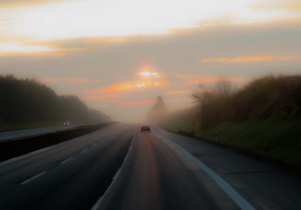 peligros de conducir con niebla