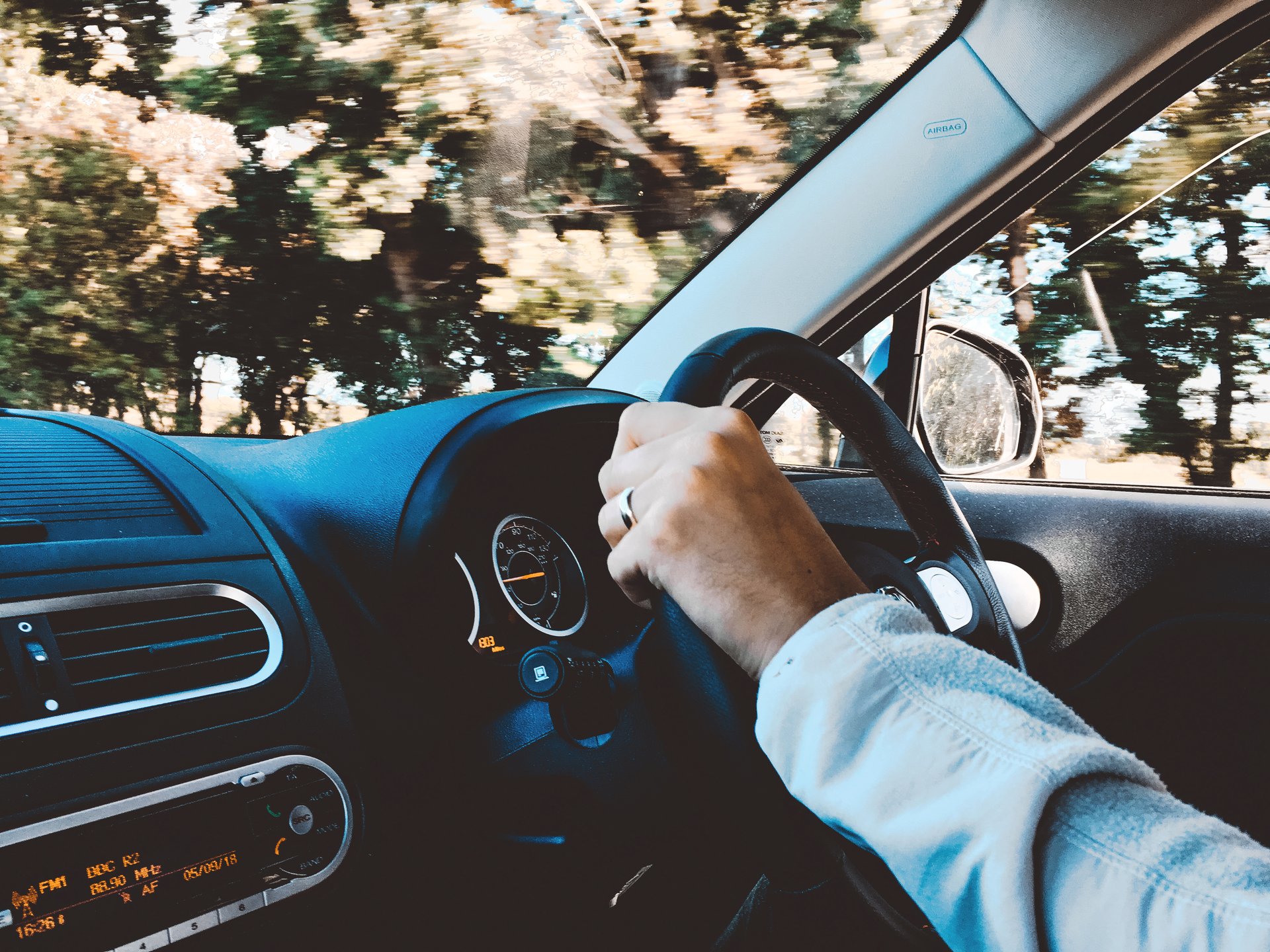 Qué le pasa al coche cuando el volante se pone duro