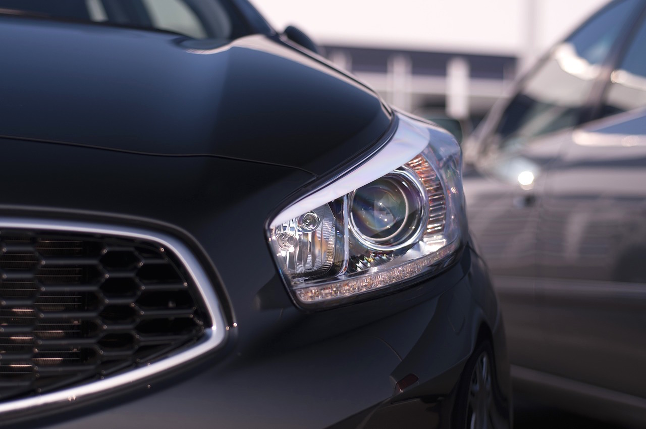 Exterior de un coche nuevo luces de cruce y luces de carretera led  delanteras