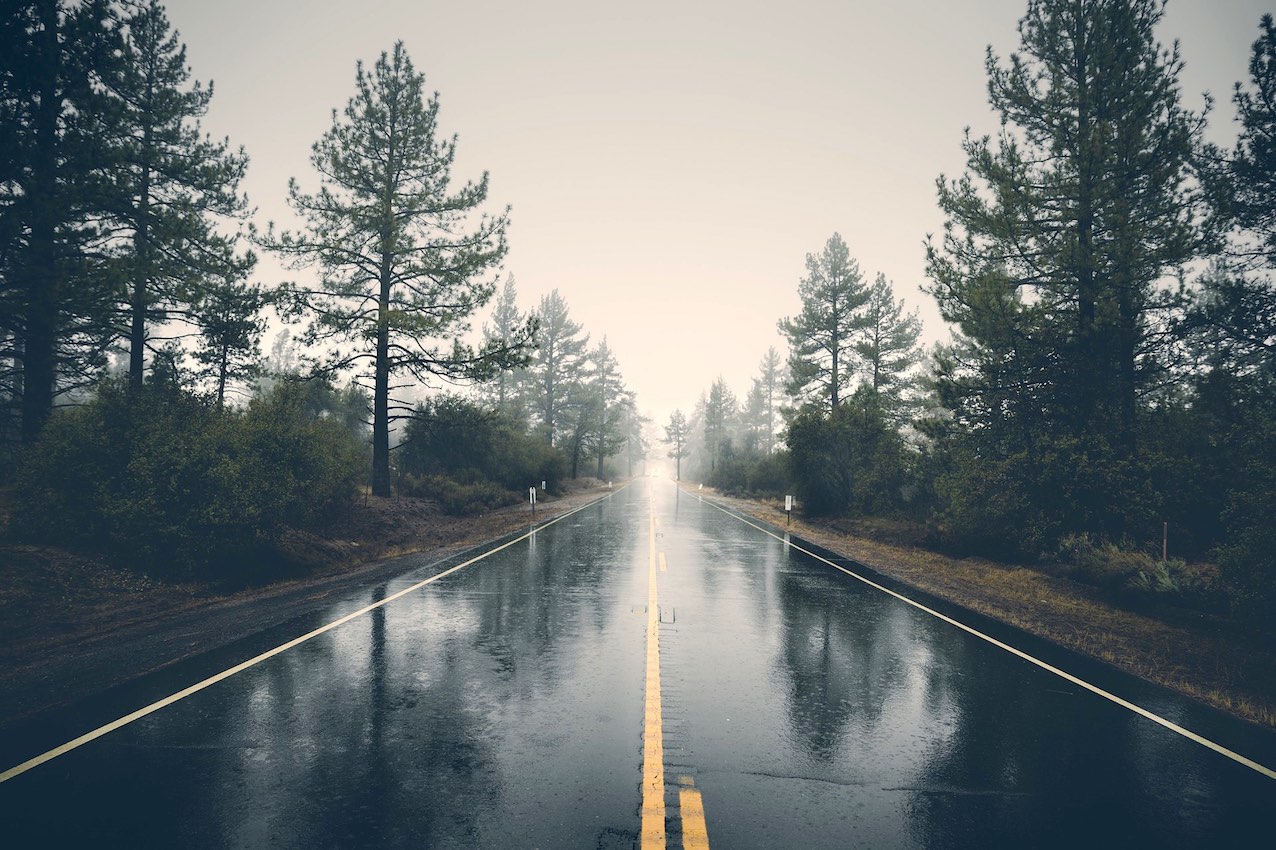 Carretera mojada por lluvia