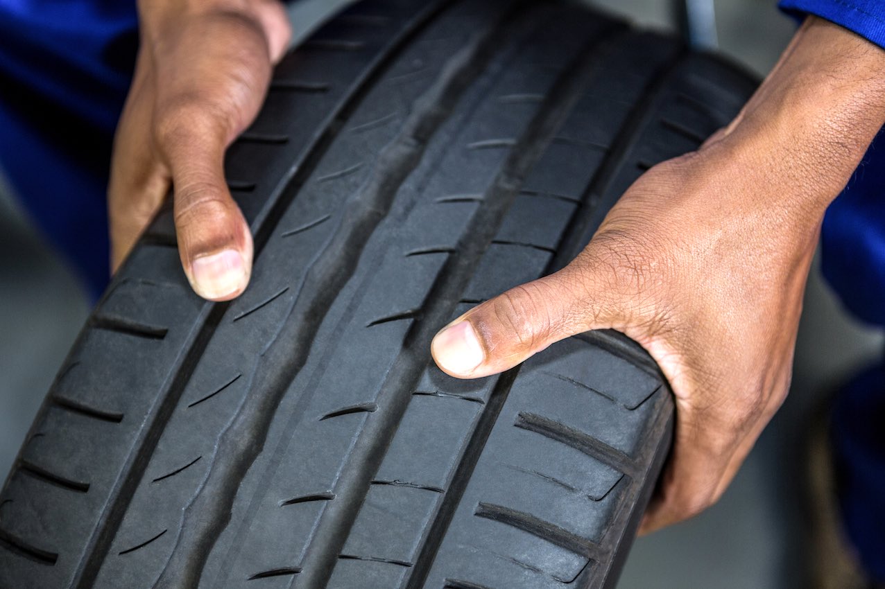 Cómo reparar neumáticos agrietados