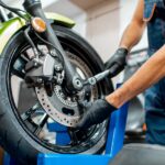 Cómo cambiar la rueda de una moto