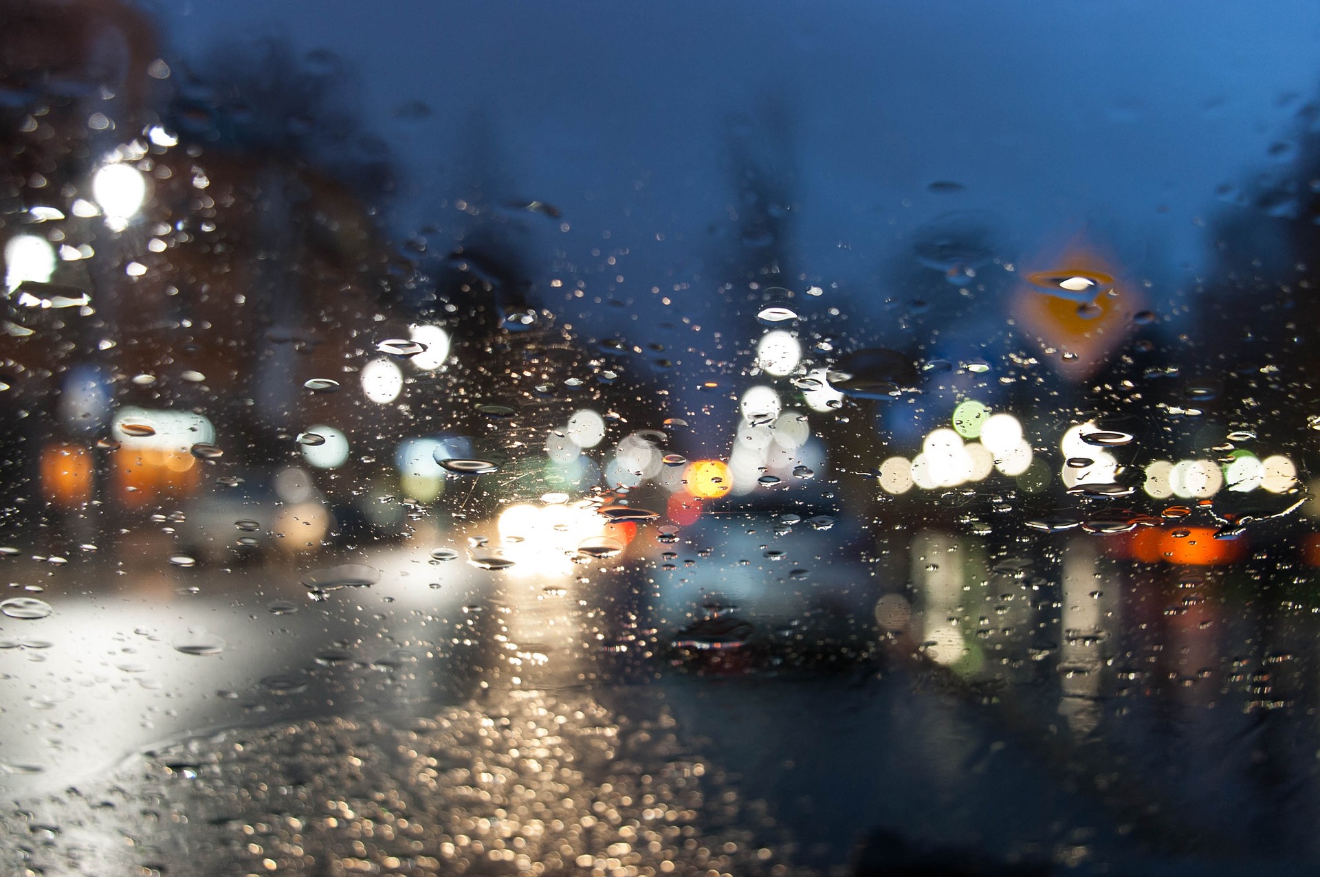 Cómo conducir con lluvia