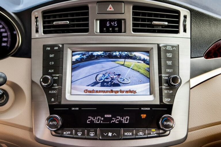 ¿Sabes instalar una cámara trasera en el coche?