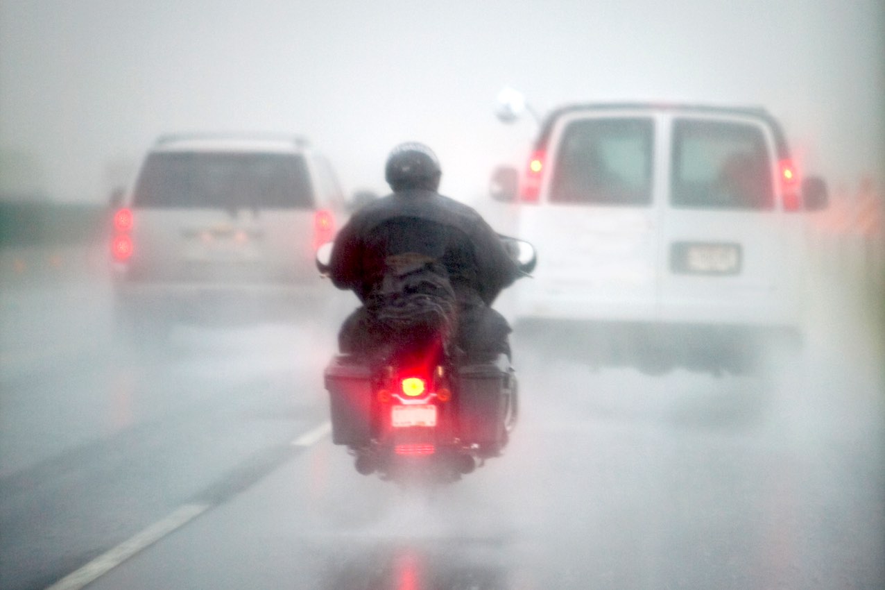 Conducir una moto con lluvia