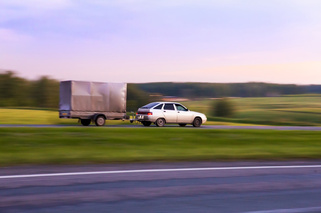 Cómo transportar un coche en un remolque de forma legal