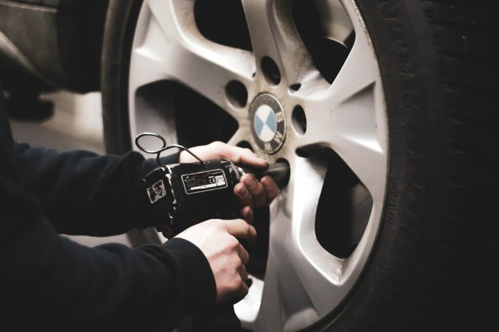 cómo rotar los neumáticos de coche