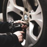 cómo rotar los neumáticos de coche
