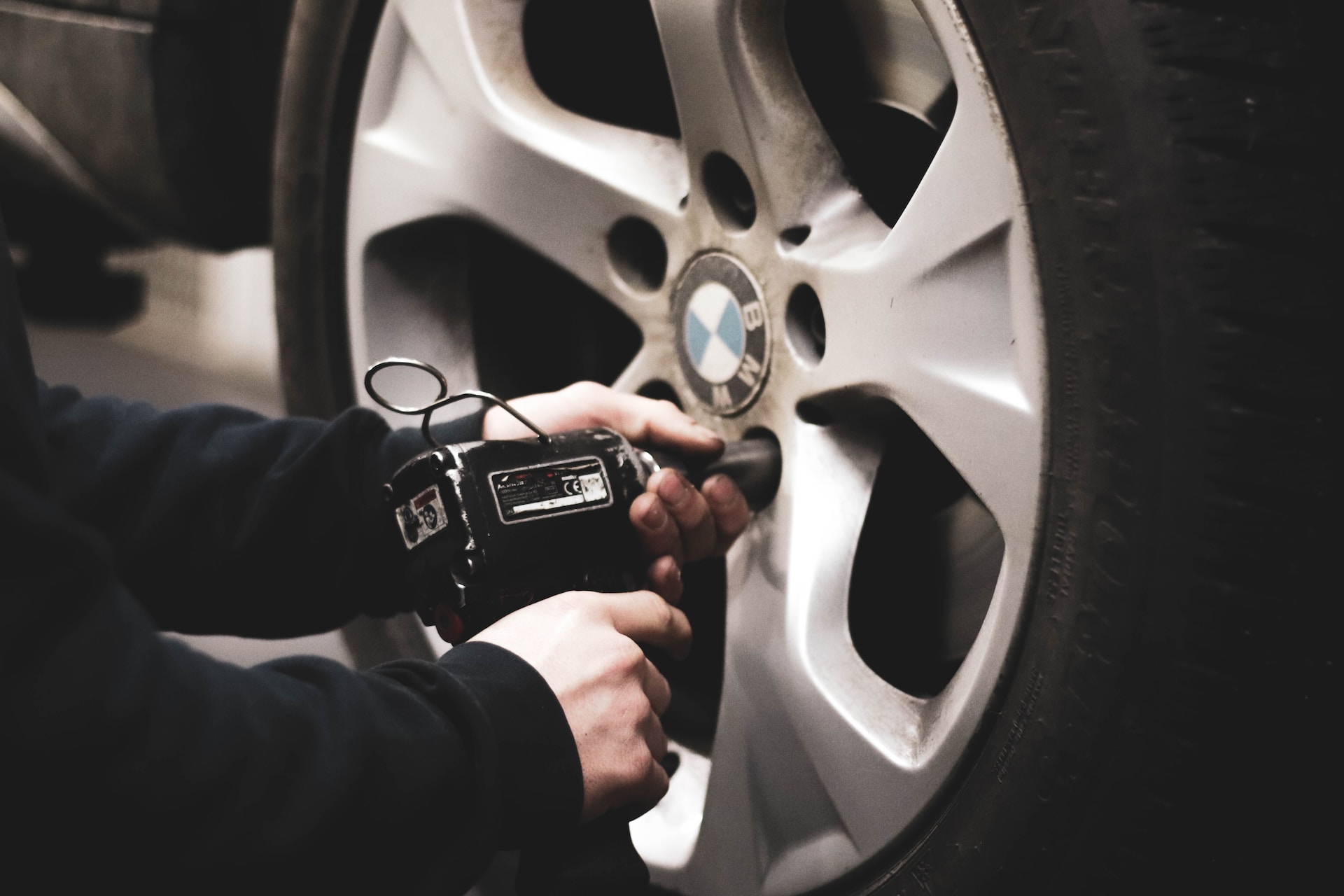 cómo rotar los neumáticos de coche