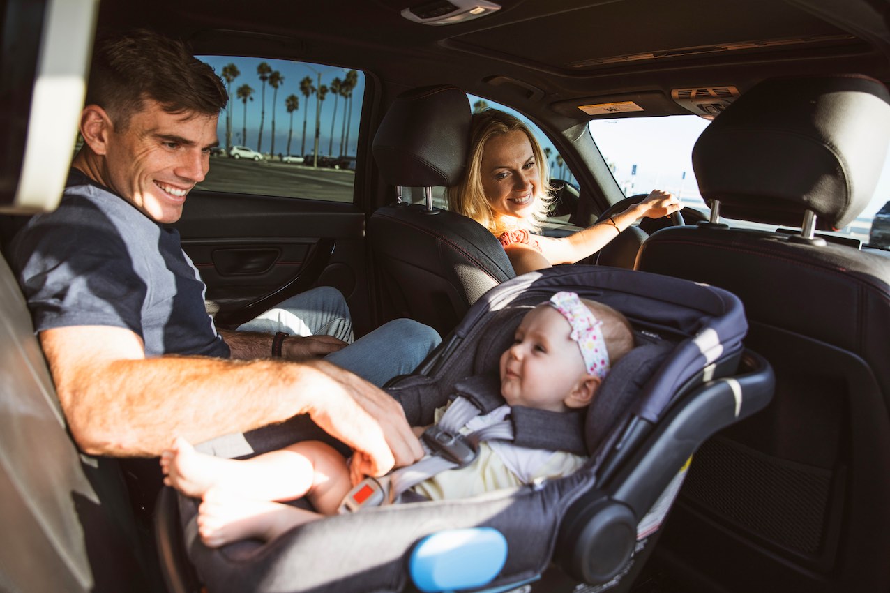 Cómo y cuándo puede viajar un bebé recién nacido en coche
