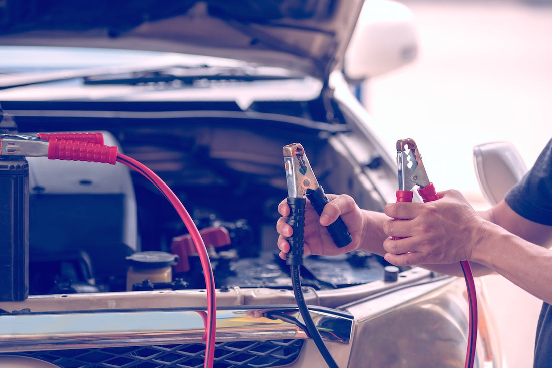 Cómo cargar la batería del coche: aprende a salir del apuro