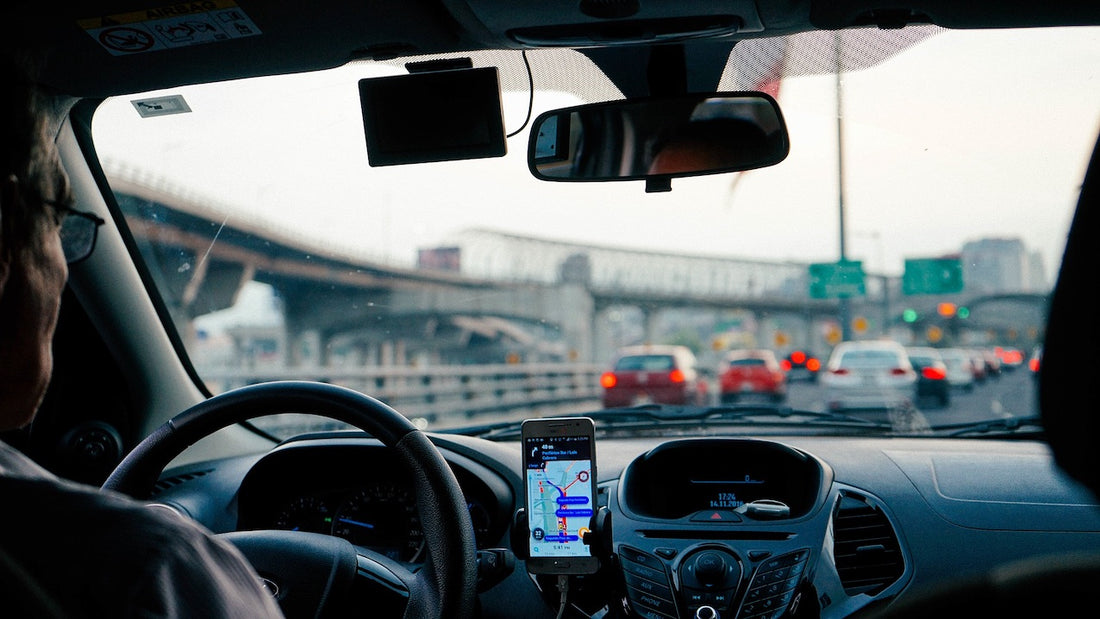 Cómo colocar el soporte para móvil en el coche: claves