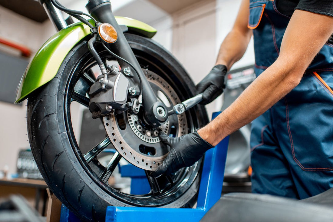 ¿Sabes cómo cambiar la rueda de una moto?