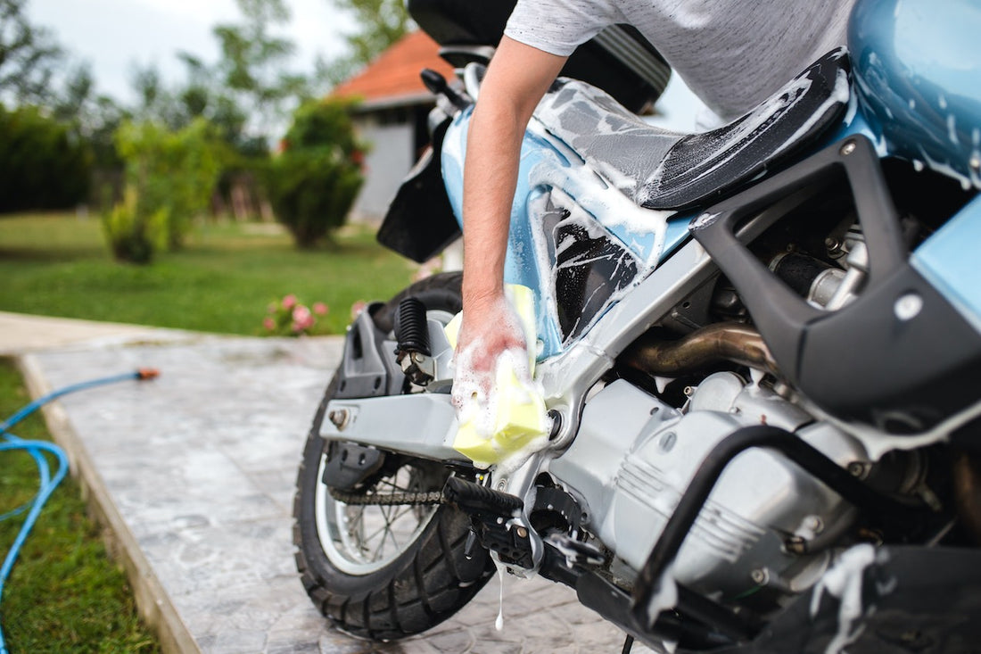 Cómo limpiar una moto: déjala reluciente