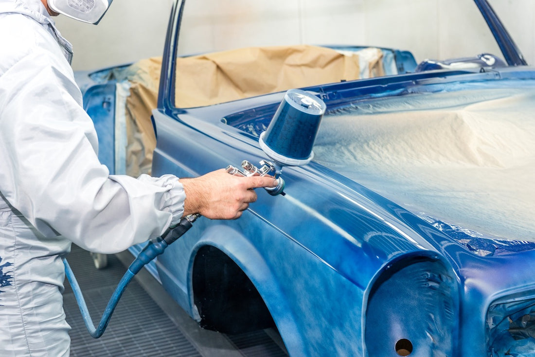 ¿Sabes cómo pintar un coche? ¡Descubre cómo lo hacen!