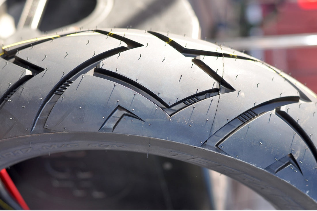 ¿Cómo leer un neumático de moto?