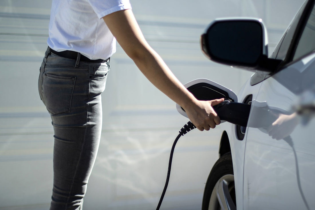 Diferencia entre coche híbrido e híbrido enchufable: claves