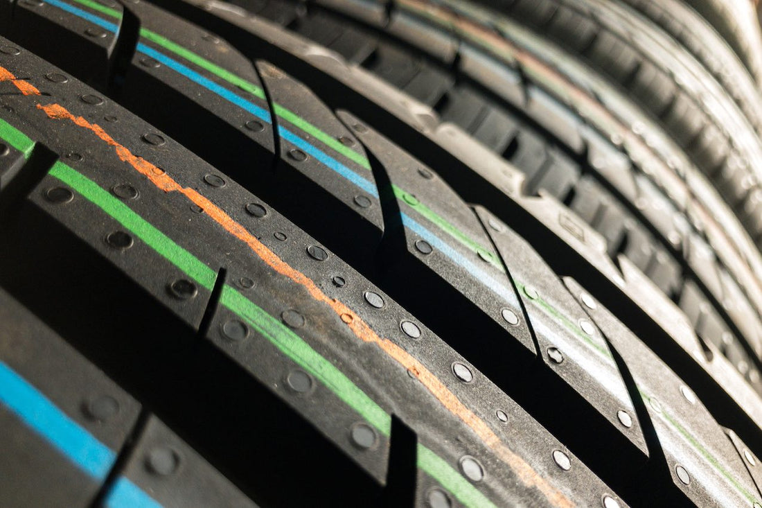 ¿Qué son las marcas de colores en los neumáticos?