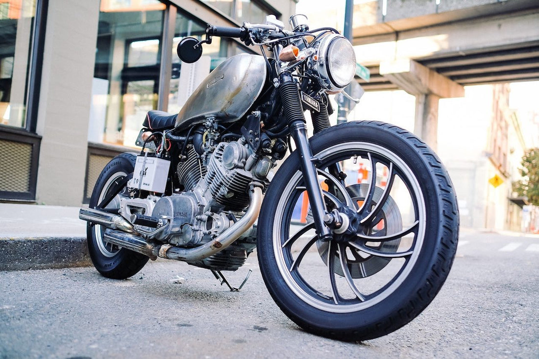 ¿Qué condiciones tienen que tener los neumáticos de una motocicleta?