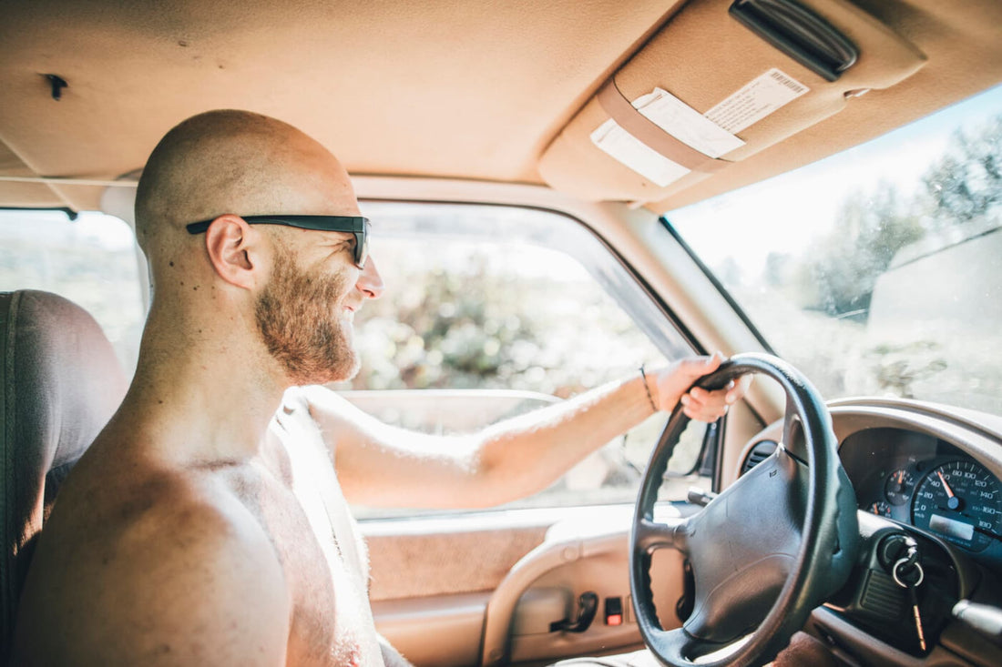 ¿Es legal conducir sin camiseta en verano? Esto dice la DGT