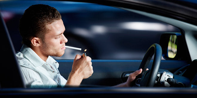 ¿Por fumar conduciendo me pueden multar?