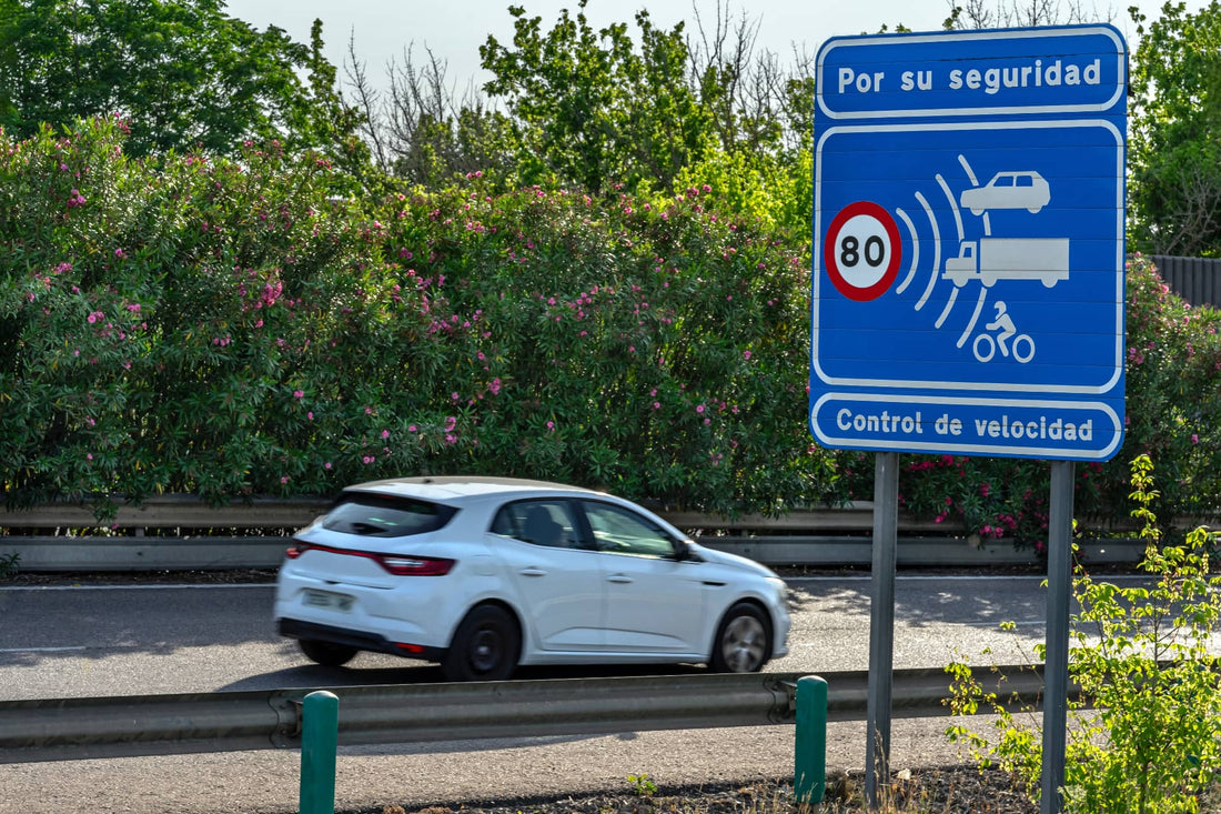 Límites de velocidad por vía: autopista, ciudad y carretera