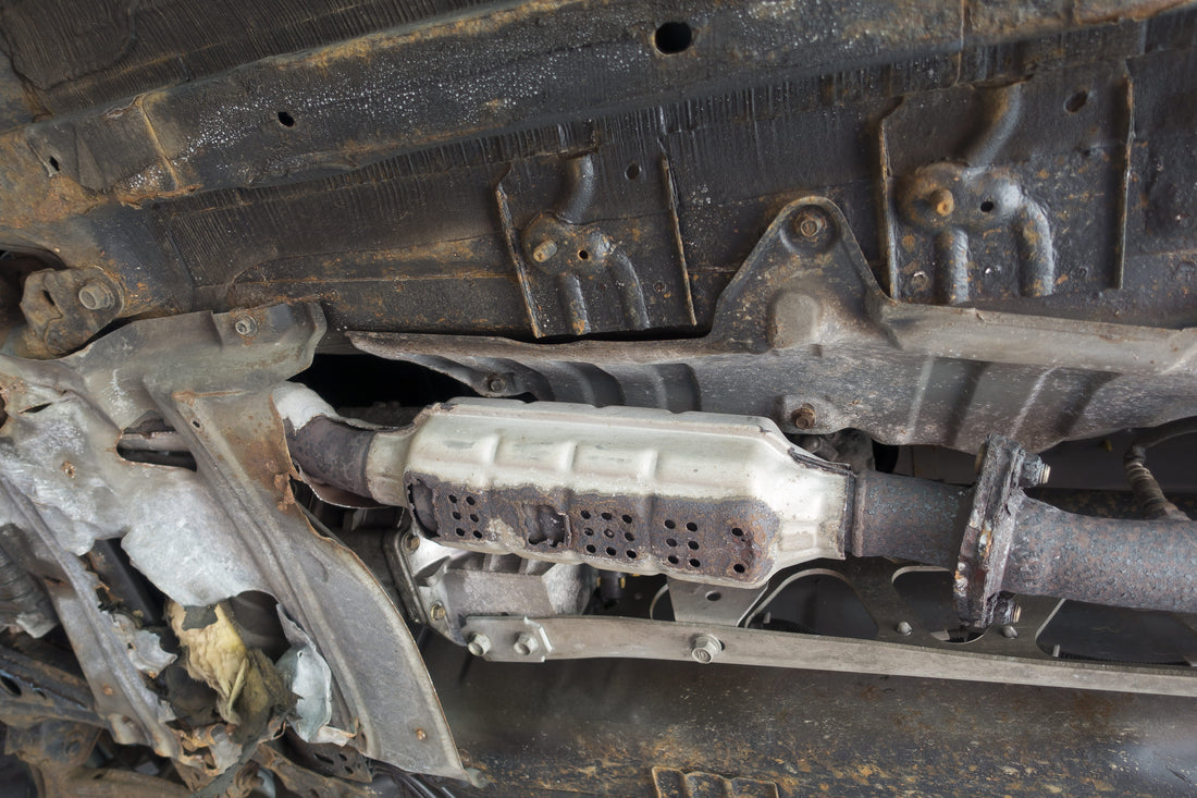 ¿Por qué es necesario limpiar el catalizador de un vehículo?