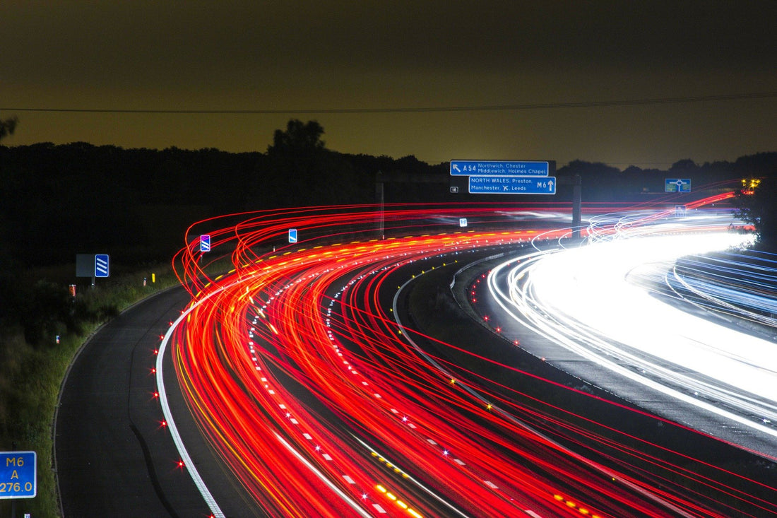 Nuevas marcas viales en las carreteras ¿cómo son y qué significan?