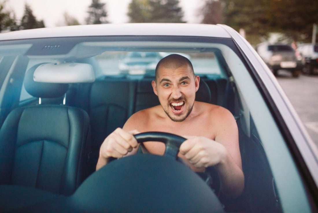 Multas de verano al volante: chanclas, camiseta, móvil y otros mitos