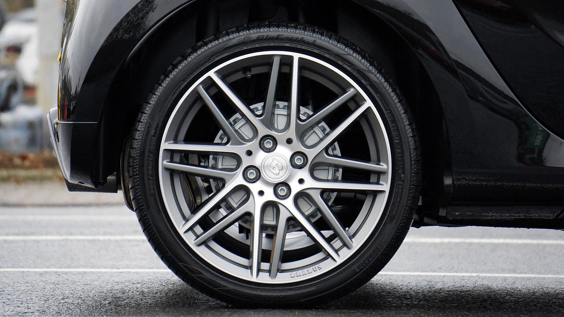 ¿Cómo puedo saber cuáles son los neumáticos de mi coche?